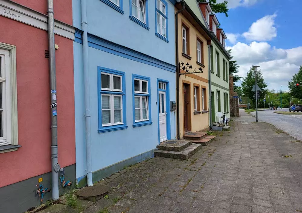 Farbenfrohe historische Reihenhaus-Zeile in der Innenstadt von Neubrandenburg – Zeitwohnen im eigenen Reihenhaus