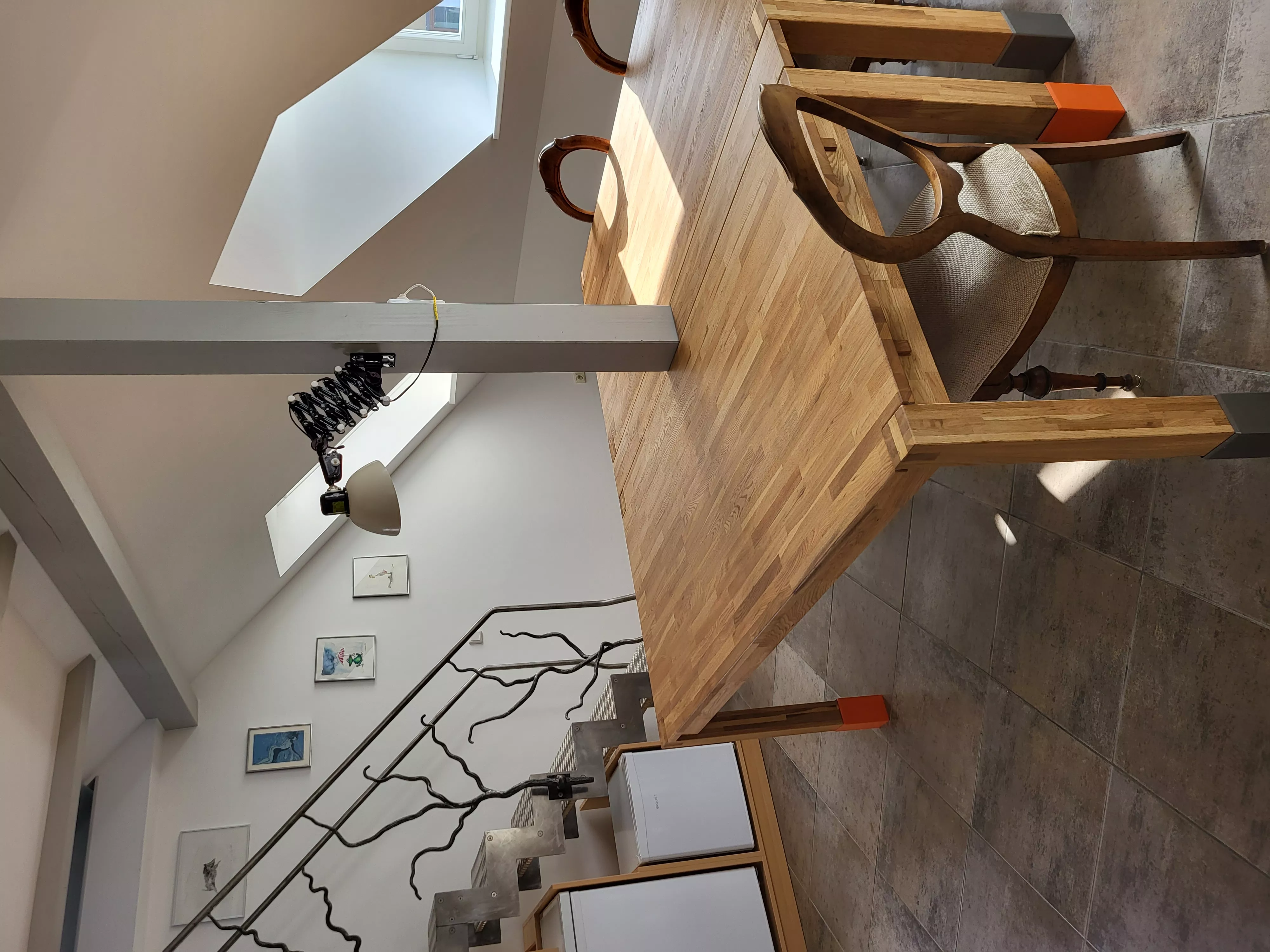 Essbereich des Lofts in der Stadtvilla ValenTina mit großem Massivholztisch, Stühlen für bis zu sechs Personen und Blick auf die Loft-Treppe – Ferienapartment in Waren an der Müritz